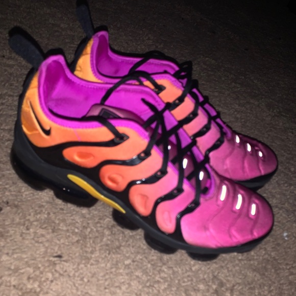 pink orange vapormax plus